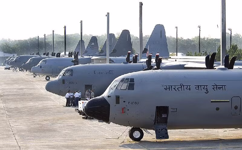 Máy bay vận tải C-130J do Mỹ chế tạo. Loại máy bay này cũng được trang bị cho quân đội Ấn Độ Máy bay vận tải C-130J do Mỹ chế tạo. Loại máy bay này cũng được trang bị cho quân đội Ấn Độ