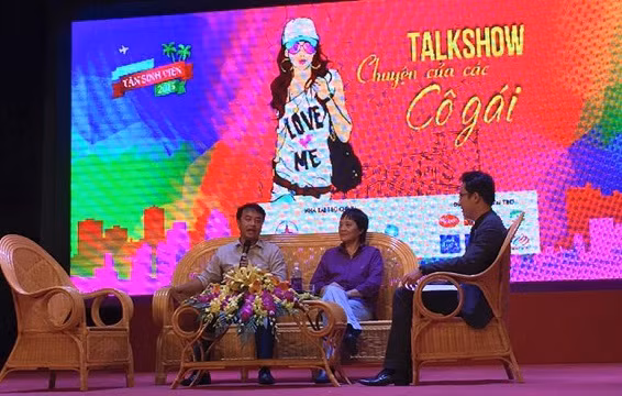 Tiến sỹ khoa học Đoàn Hương (áo tím) có buổi talkshow cùng các bạn sinh viên về chủ đề “Chuyện của các cô gái” (Ảnh: Thùy Linh)