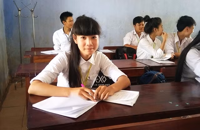 Cô học trò nghèo phải bỏ học đi ở đợ đã quay lại trường ảnh 1