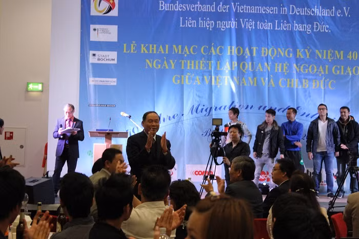 Kiều bào ta tổ chức chào mừng 40 năm quan hệ ngoại giao Việt – Đức ảnh 5 Kiều bào ta tổ chức chào mừng 40 năm quan hệ ngoại giao Việt – Đức ảnh 5