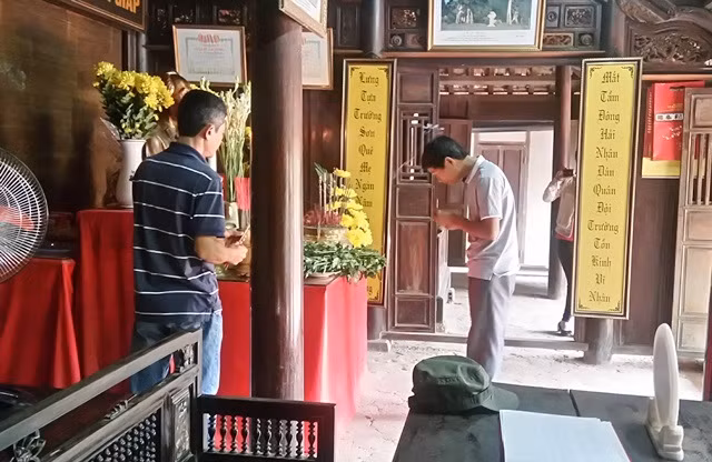 Nhiều người đến dâng hương tại nhà lưu niệm Đại tướng Võ Nguyên Giáp (Ảnh: Thủy Phan)