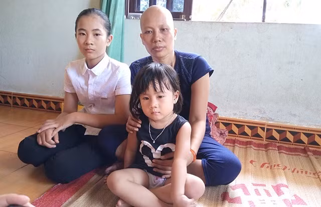 Chị Hà cùng hai đứa con gái của mình (Ảnh: Thủy Phan) Chị Hà cùng hai đứa con gái của mình (Ảnh: Thủy Phan)
