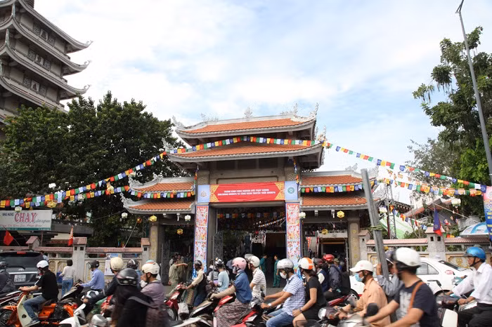 Hàng nghìn người dự Pháp hội Đức Pháp Vương tại chùa Vĩnh Nghiêm ảnh 5