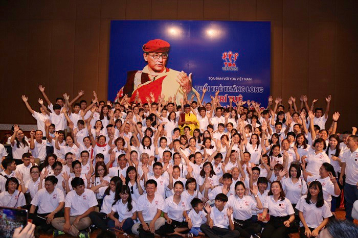Đức Pháp Vương chụp ảnh kỉ niệm
