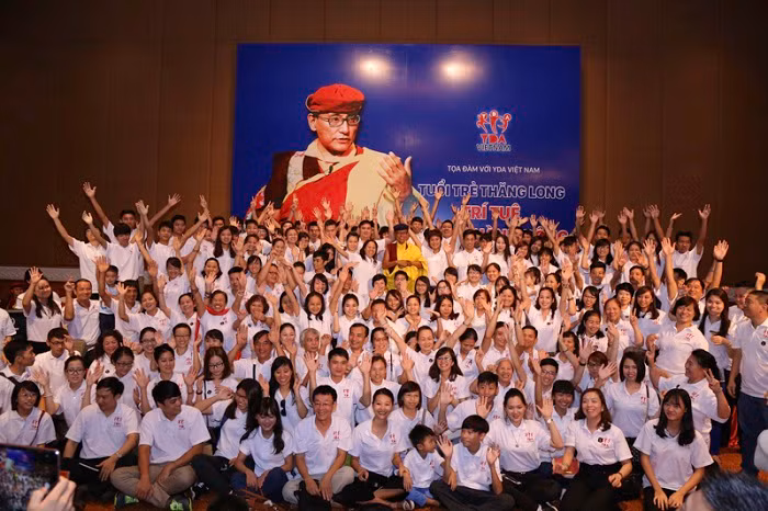 Đức Pháp Vương chụp ảnh kỉ niệm