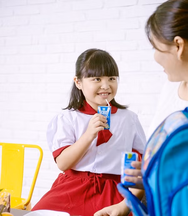 Việc nhìn thấy sữa ở khắp mọi nơi giúp trẻ có thói quen uống sữa đều đặn Việc nhìn thấy sữa ở khắp mọi nơi giúp trẻ có thói quen uống sữa đều đặn