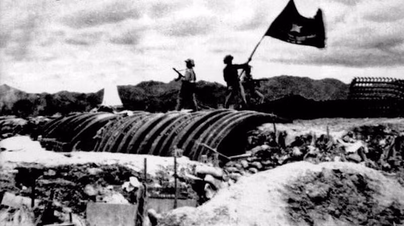 Chiều 7/5/1954, lá cờ "Quyết chiến-Quyết thắng" của quân đội Việt Nam tung bay trên nóc hầm tướng De Castries. Ảnh (Tư liệu/vov.vn)