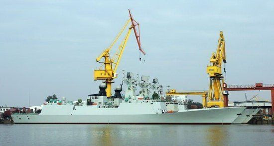 Tàu hộ vệ 054A tại Nhà máy đóng tàu Hoàng Phố, Quảng Châu, Trung Quốc.