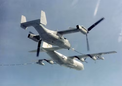 Máy bay cánh xoay MV-22 Osprey tiếp dầu trên không.