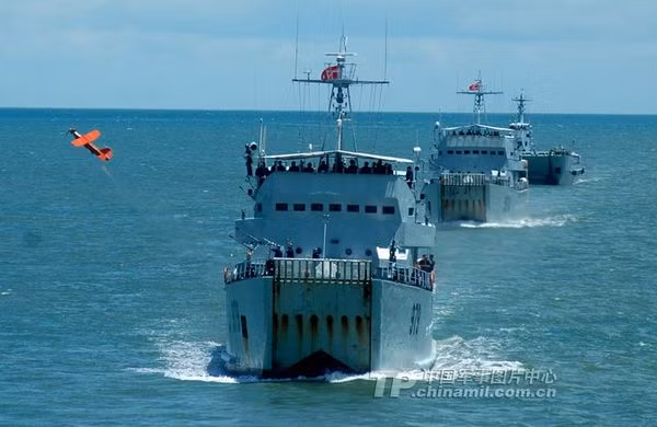 Hạm đội Nam Hải, Hải quân Trung Quốc liên tục diễn tập quân sự trên biển Đông. Hạm đội Nam Hải, Hải quân Trung Quốc liên tục diễn tập quân sự trên biển Đông.