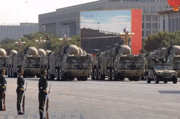 Tên lửa DF-21 trên quảng trường Thiên An Môn, Trung Quốc.