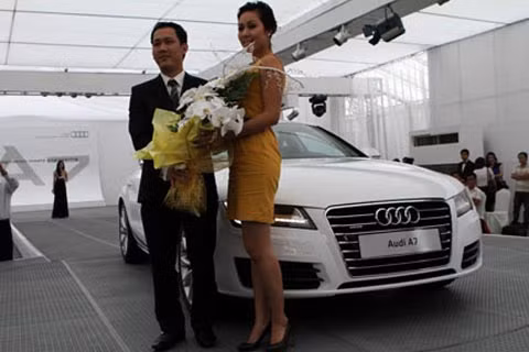 Hoa hậu Ngô Phương Lan cũng vừa kịp sắm cho mình chiếc Audi A7 Sportback trị giá hơn 3 tỷ đồng.