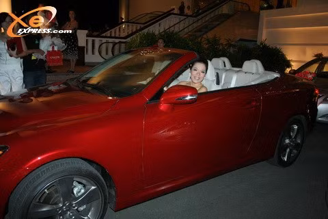 "Mỹ nhân ngư" Mỹ Lệ rạng ngời cùng Lexus mui trần có giá lên đến hơn 3 tỷ đồng,