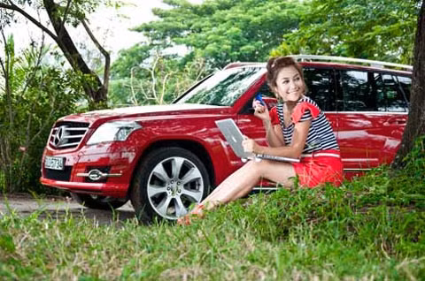 "Ốc" Thanh Vân cũng rất "chịu chơi" khi bỏ ra hơn 1,1 tỷ đồng sắm chiếc Mercedes C200 CGI màu đỏ đầu tiên tại Việt Nam.