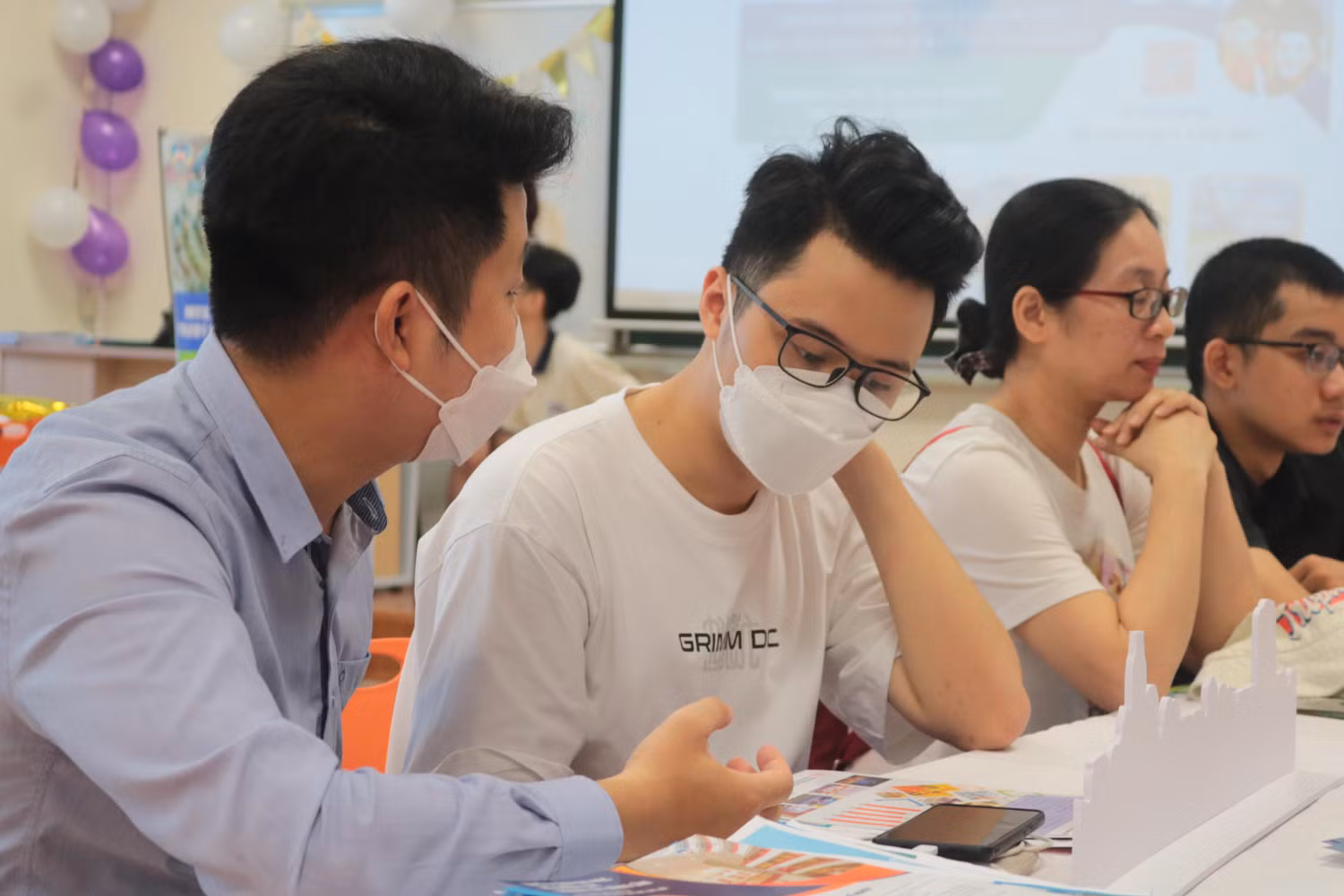 Nhiều thí sinh lo lắng khi trường Đại học Kinh tế Quốc dân chỉ dành 35% chỉ tiêu cho xét tuyển bằng thuần túy kết quả từ kì thi tốt nghiệp trung học phổ thông. Ảnh: Doãn Nhàn