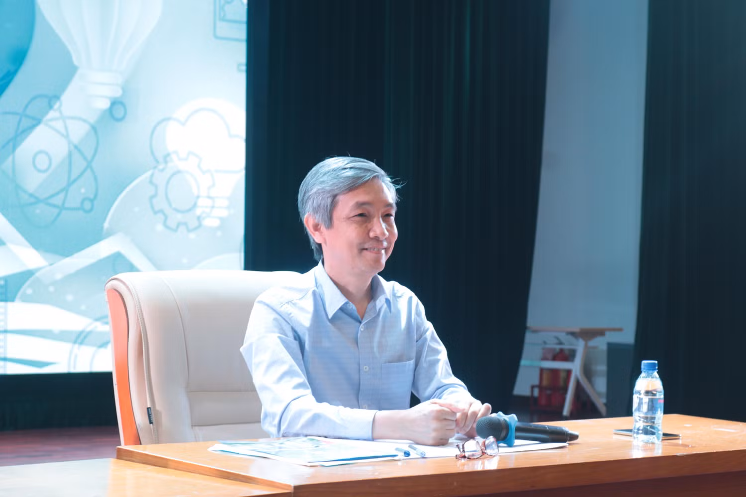 Thầy Triệu cho biết, trường Đại học Kinh tế Quốc dân hàng năm đều nhận không giới hạn các em ở khu vực được tuyển thẳng theo chính sách. Ảnh: Doãn Nhàn