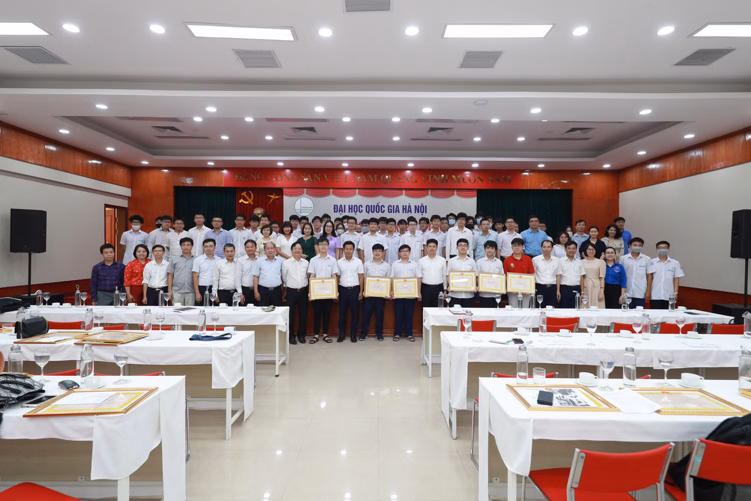 Cuối buổi lễ, lãnh đạo Đại học Quốc gia Hà Nội cùng các thầy cô giáo và học sinh chụp ảnh lưu niệm