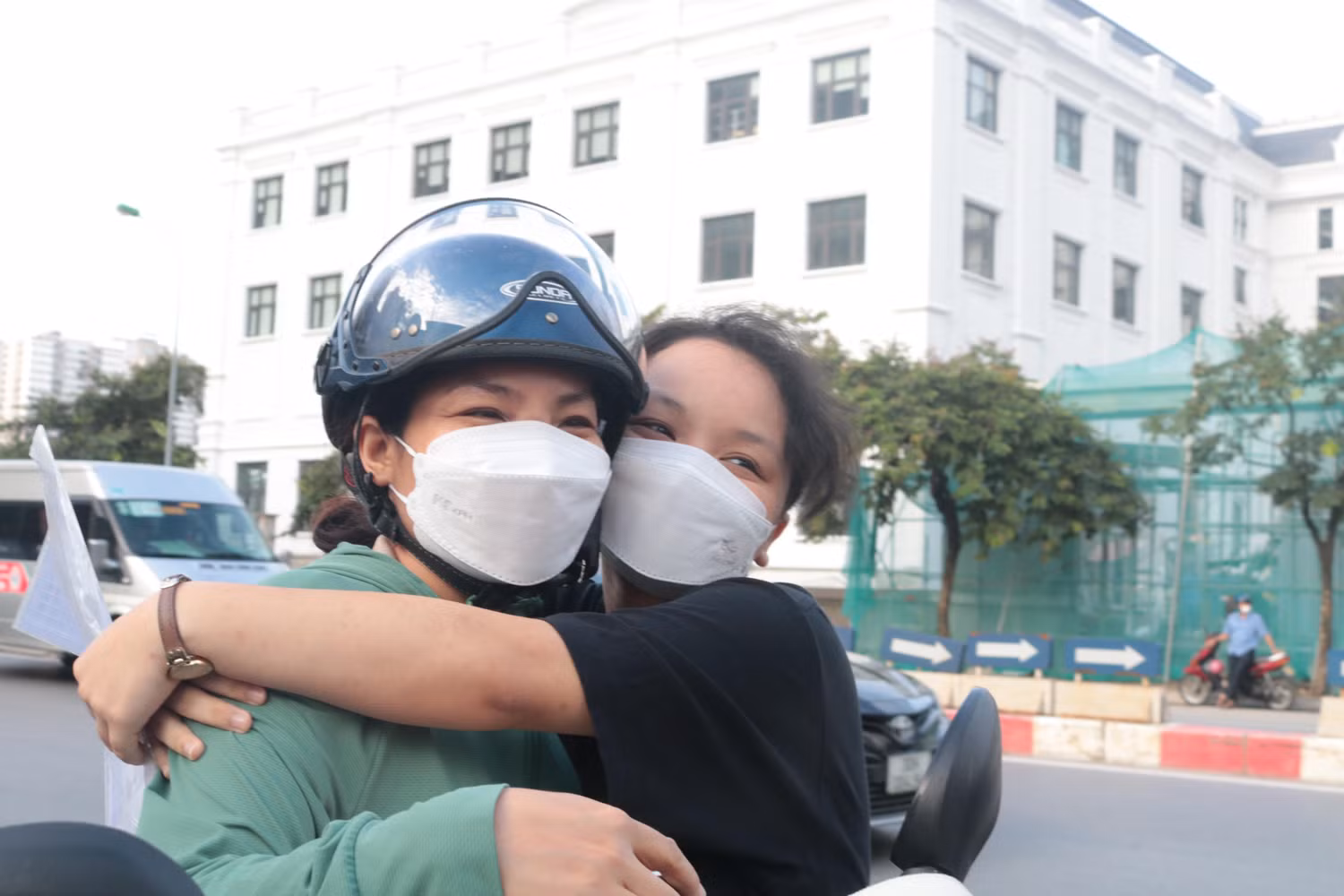 Chị Nguyễn Thị Hòa trao cho con gái cái ôm vội vàng với lời chúc "Làm bài thi tốt con nhé!". Ảnh: Doãn Nhàn