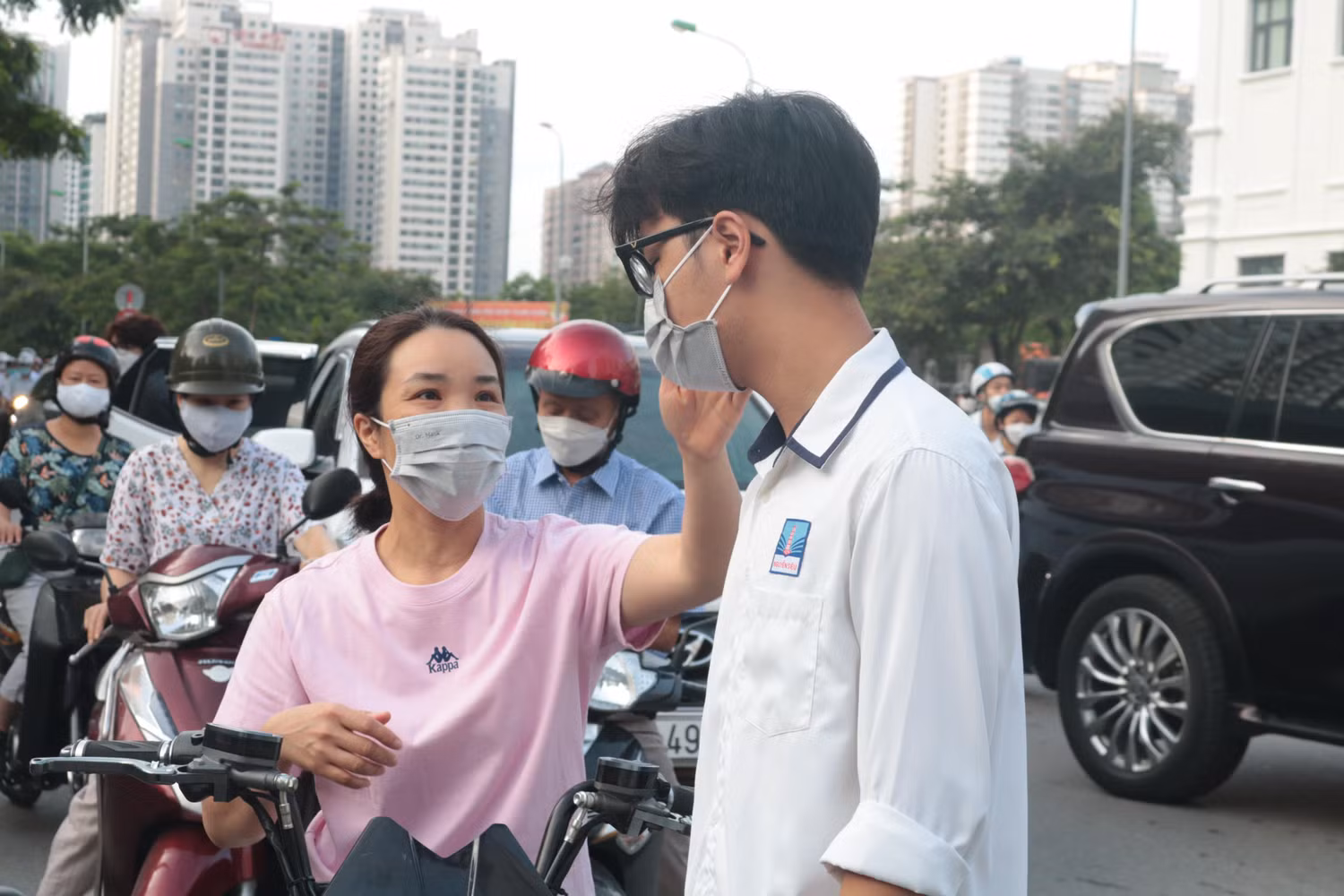 Thí sinh được mẹ dặn dò trước khi vào thi. Ảnh: Doãn Nhàn