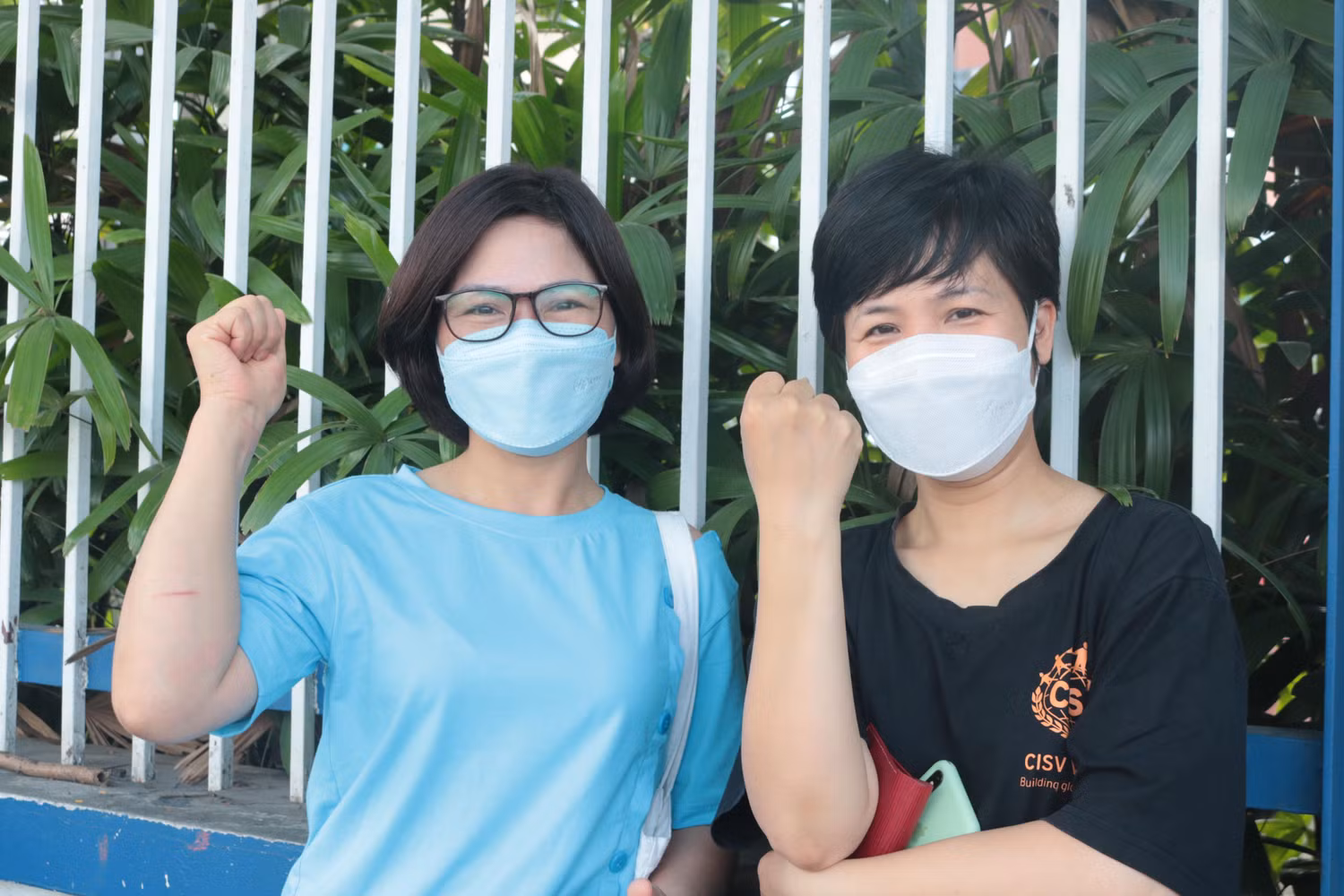 Chị Len và chị Hòa gửi lời chúc tới các sĩ tử: "Chúc các con bình tĩnh, tự tin vượt vũ môn thành công!". Ảnh: Doãn Nhàn