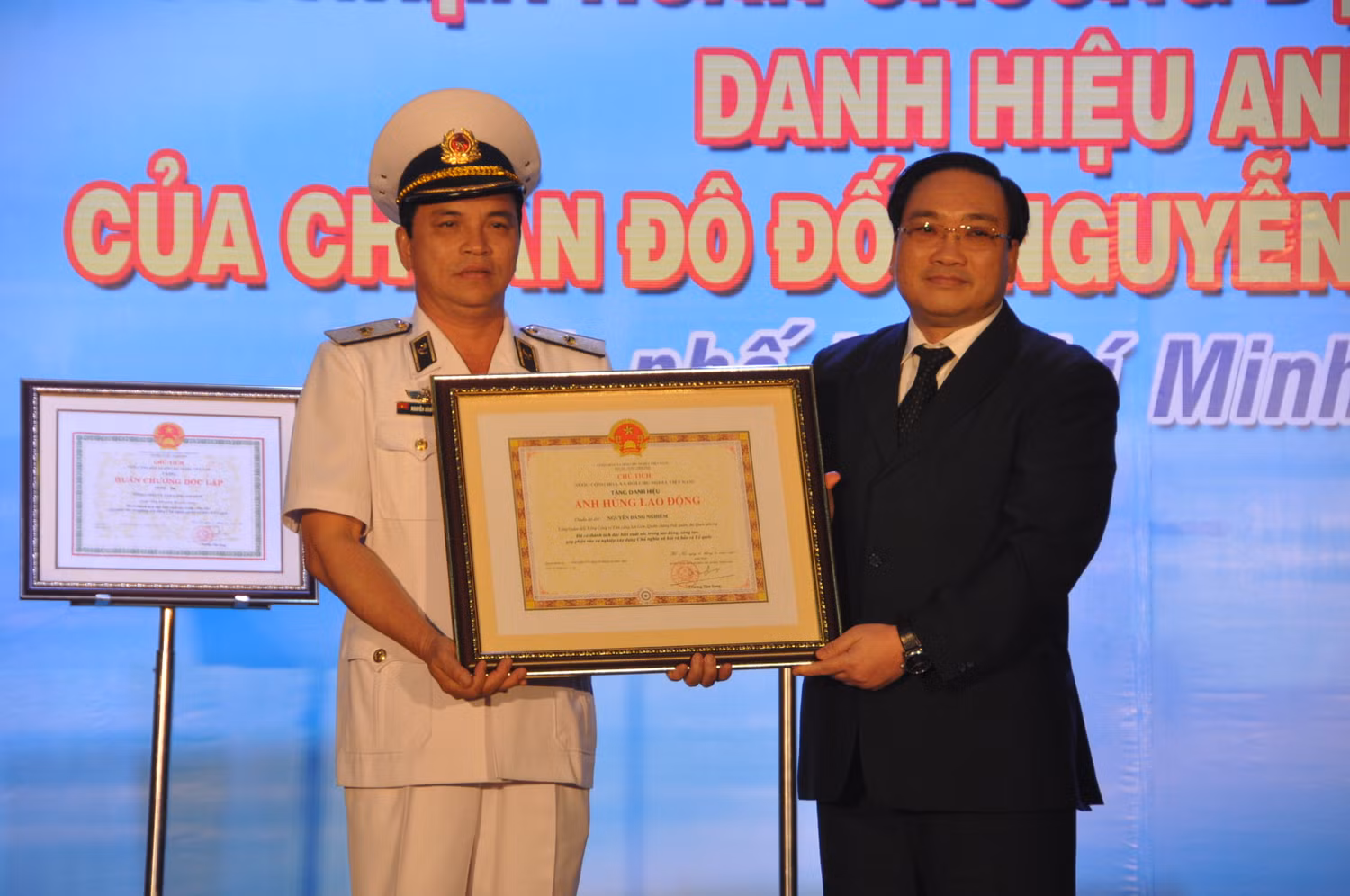 Phó Thủ tướng trao danh hiệu Anh hùng lao động cho Chuẩn Đô đốc Nguyễn Đăng Nghiêm