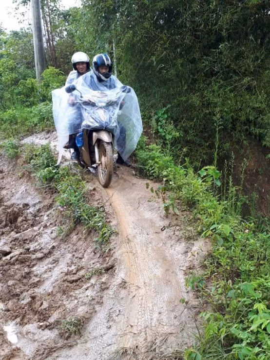 Mưa gió không ngăn được thầy cô đến lớp. Ở đó còn khó khăn nhưng học sinh vẫn đang chờ.