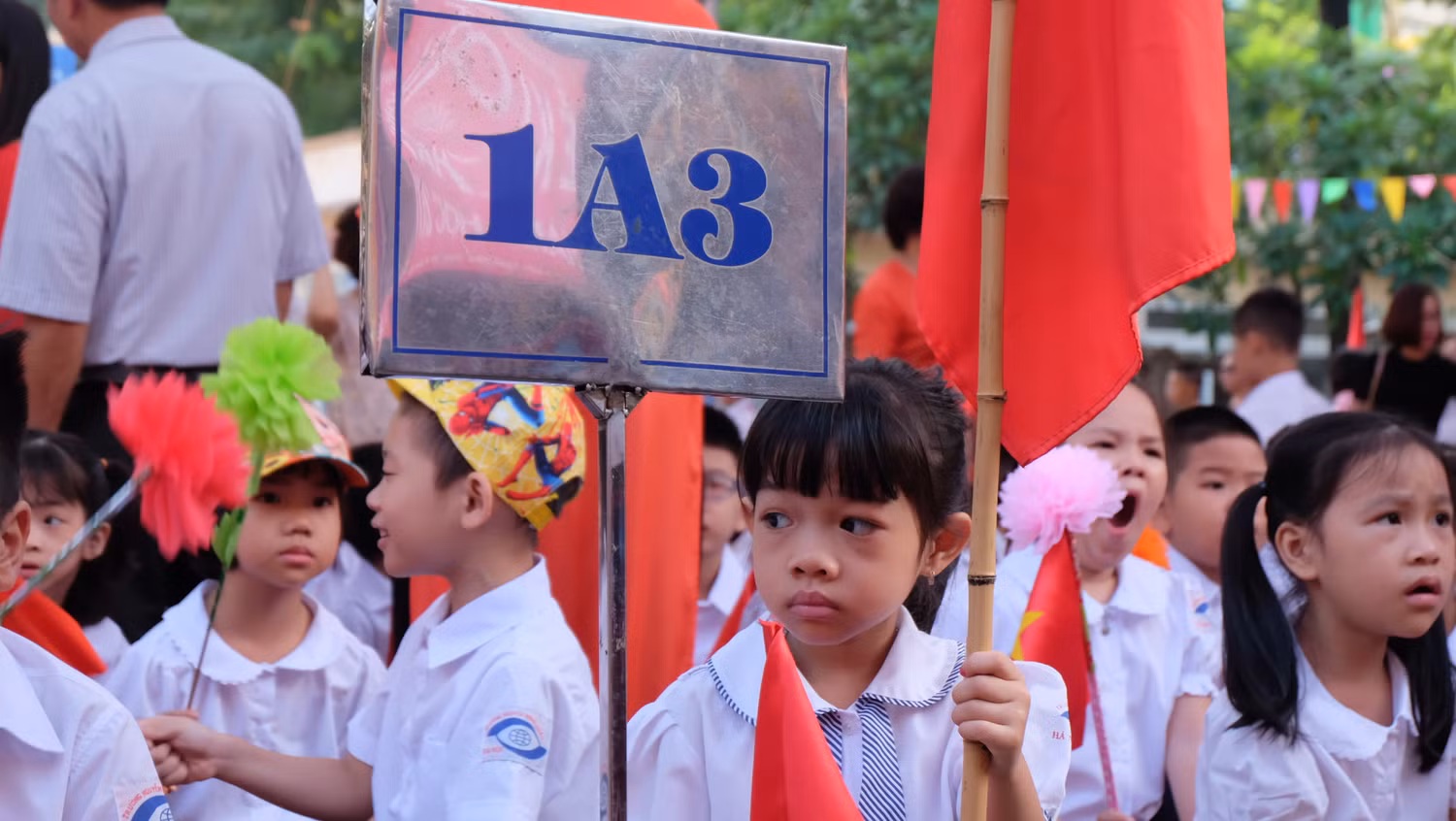 Bỡ ngỡ với lễ khai giảng lần đầu tiên.