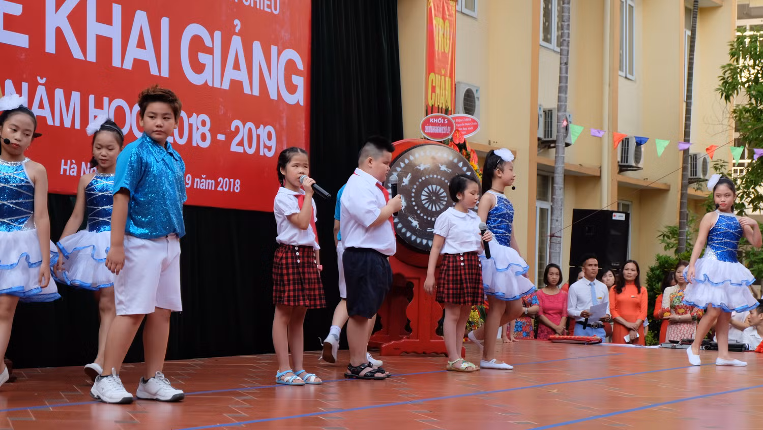 Tiết mục "mùa thu đến trường" được kết hợp học giữa học sinh sáng và học sinh khiếm thị.