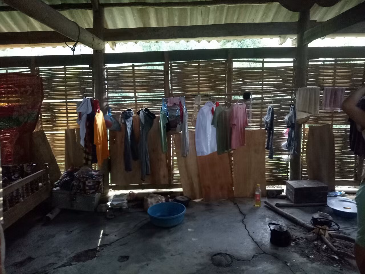 Một phòng trọ thế này trường có 3 đến 4 em cùng ở, với giá chỉ vài trăm nghìn cho 1 năm học. Nhưng số tiền đó với các em cũng là cả một vấn đề lớn.