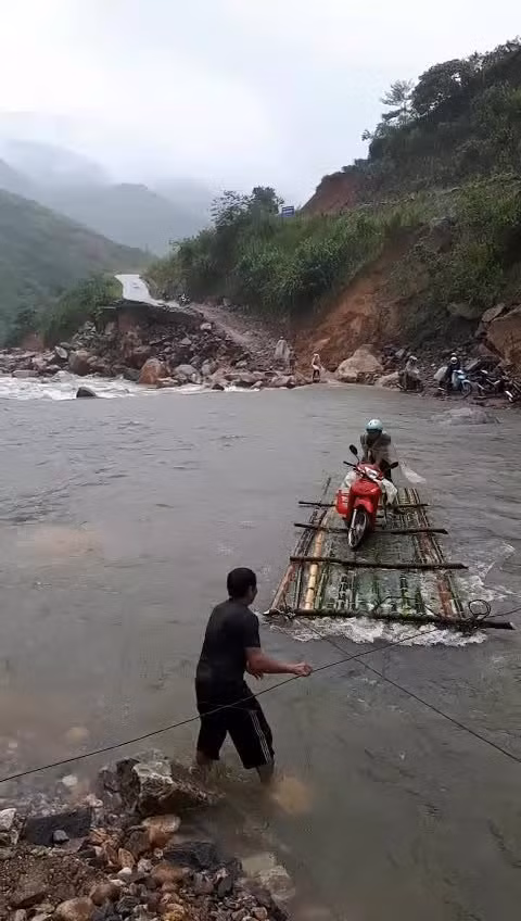 Có những ngày thầy cô mất cả đường đến trường.