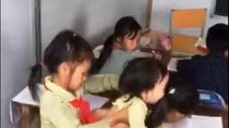 Tết của thầy Quý với học trò là bánh chưng tự gói, ít kẹo và chai nước ngọt ảnh 2