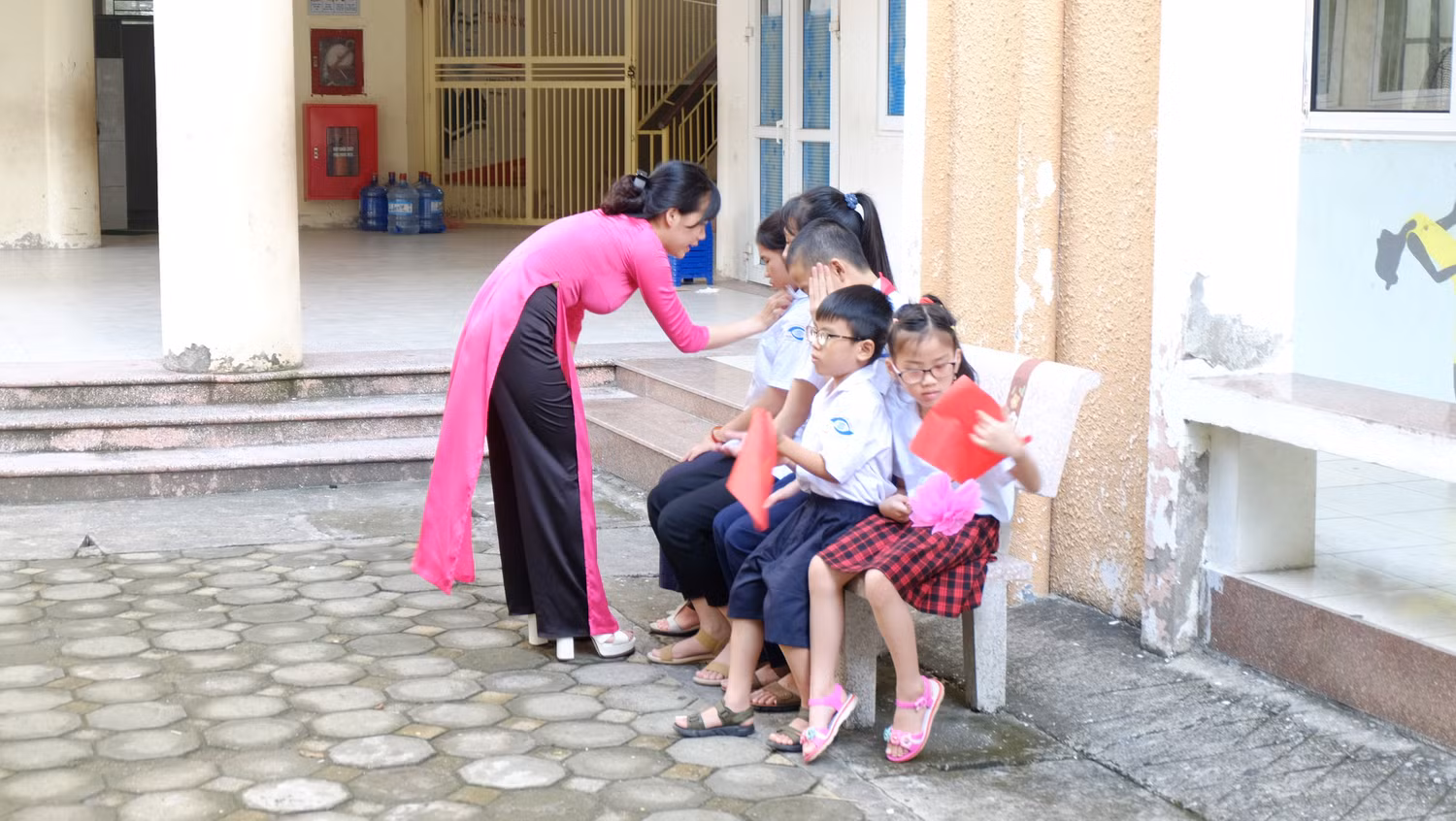 Tình cảm ấm áp của cô giáo dành cho học trò.