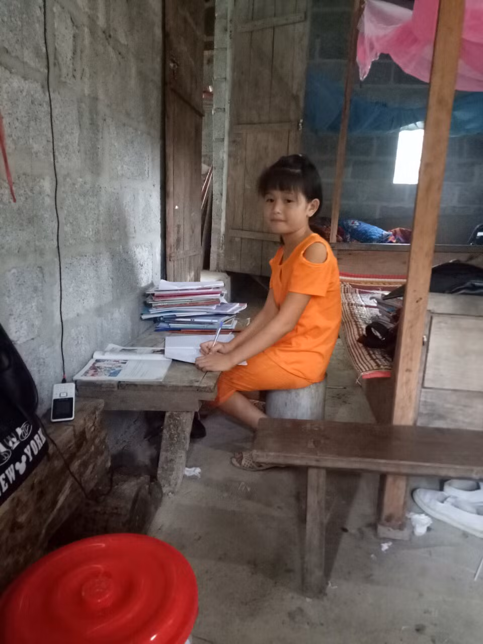 Để có được phòng trọ có tường xây, Bê Thị Niệm, học sinh lớp 7A phải mất 600.000 đồng/năm.