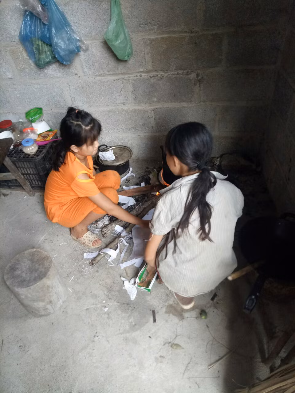 Tuy mới lớp 7, nhưng Niệm và các bạn đã biết tự chăm sóc bản thân khi xa nhà trọ học. Cô bé nhiều năm liền đạt học sinh khá giỏi.