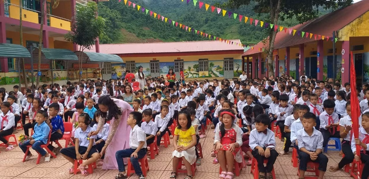 Tuy nhiên, ngày 5/9, các em học sinh vẫn đến trường đón niềm vui ngày khai giảng như chưa có trận lũ nào đi qua. (Ảnh: CTV)