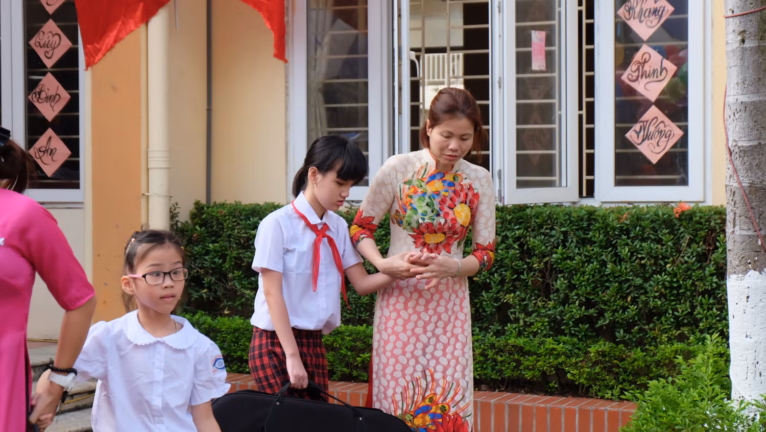 Tình cảm cô trò trong lễ khai giảng