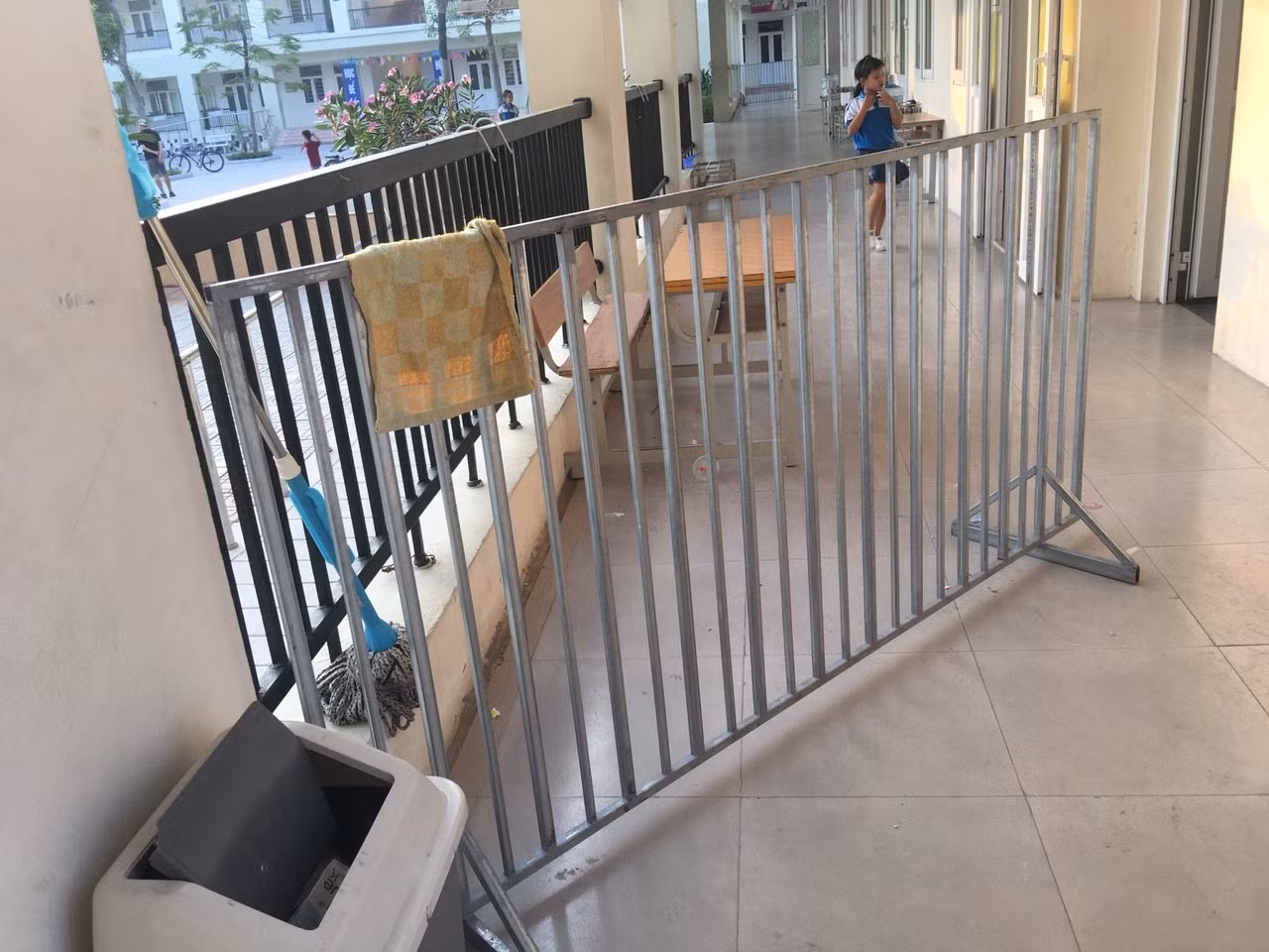Hàng rào ngăn cách lớp học của học sinh học nhờ với các lớp học của trường Trung học cơ sở Cao Bá Quát. (Ảnh: PHHSCC)