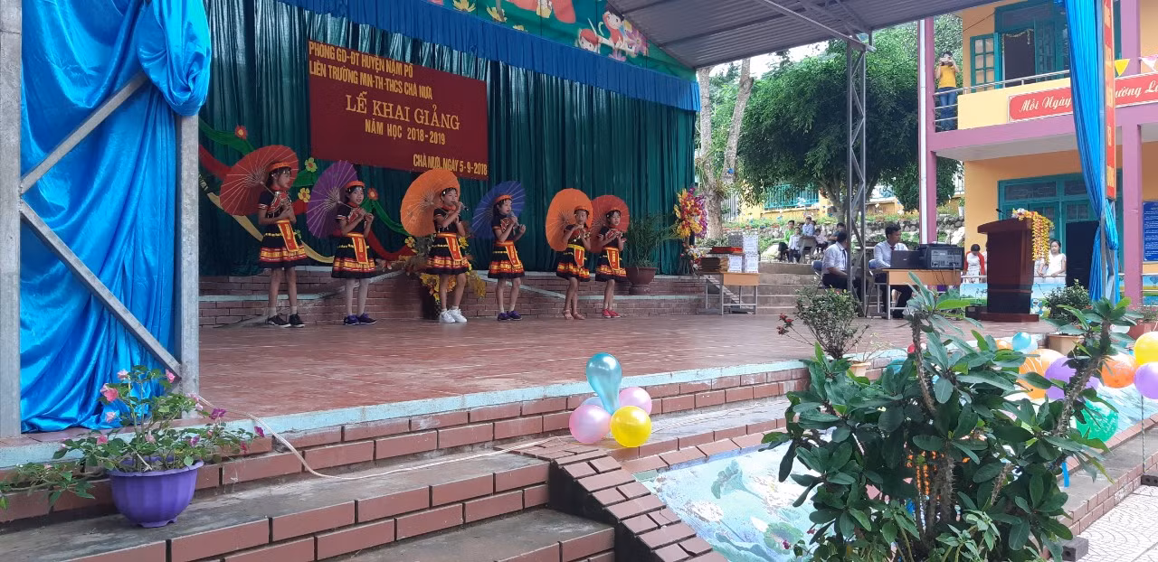 Lời ca tiếng hát, điệu múa đặc trưng của dân tộc lại vang lên giữa vùng lũ dữ.(Ảnh: CTV)