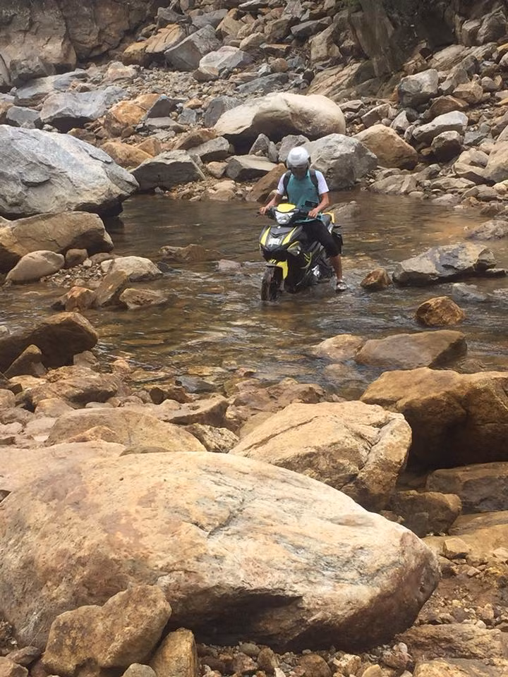 "Một ba lô chữ dành cho các em, đợi thày nhé". Dòng trạng thái của thầy giáo Triệu Quí Toàn.