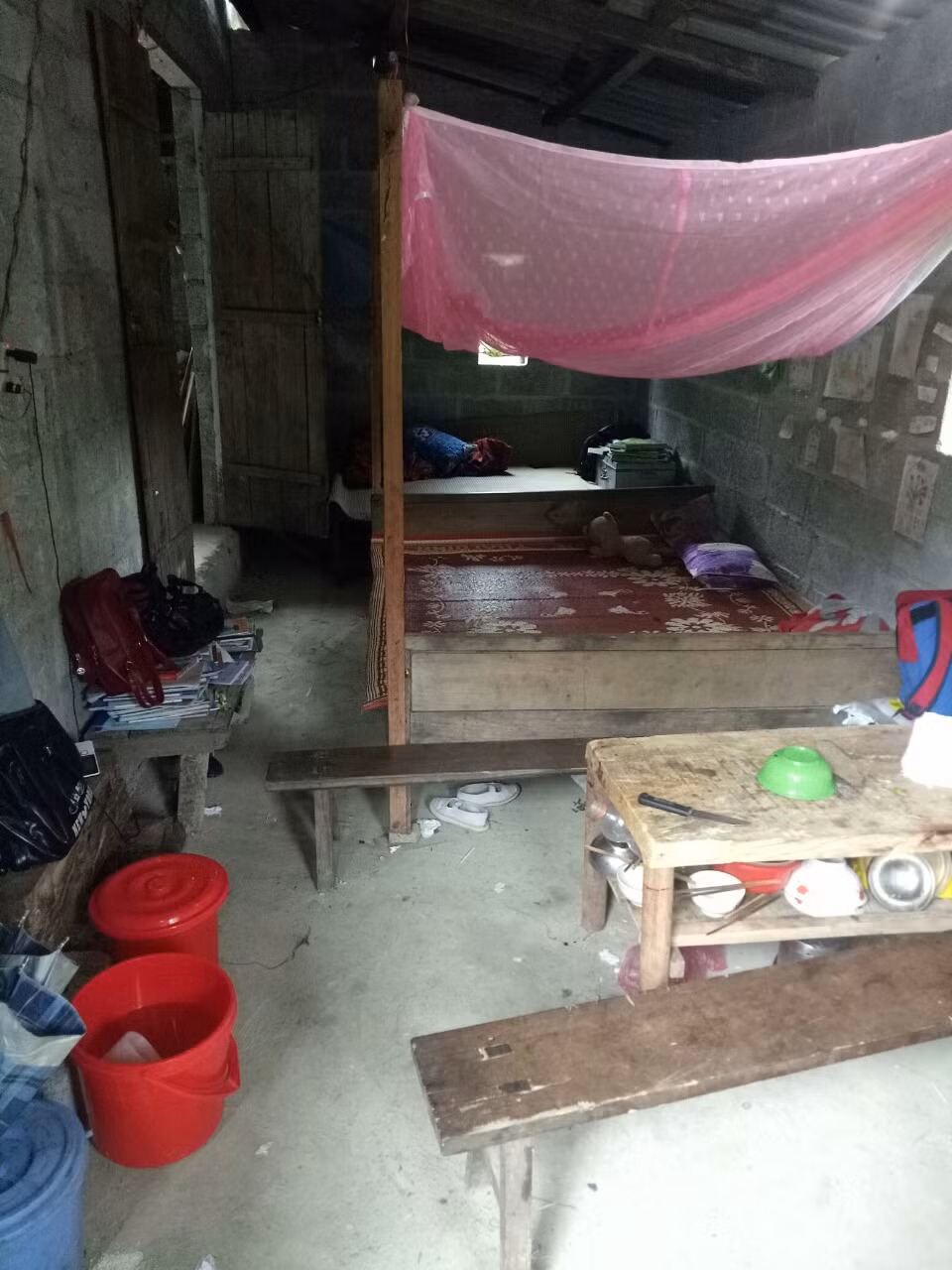 2 cô bạn trong căn phòng trị giá 600.000 đồng/năm. Nước uống được lấy từ suối, bàn học được tận dụng từ bất kể thứ gì.