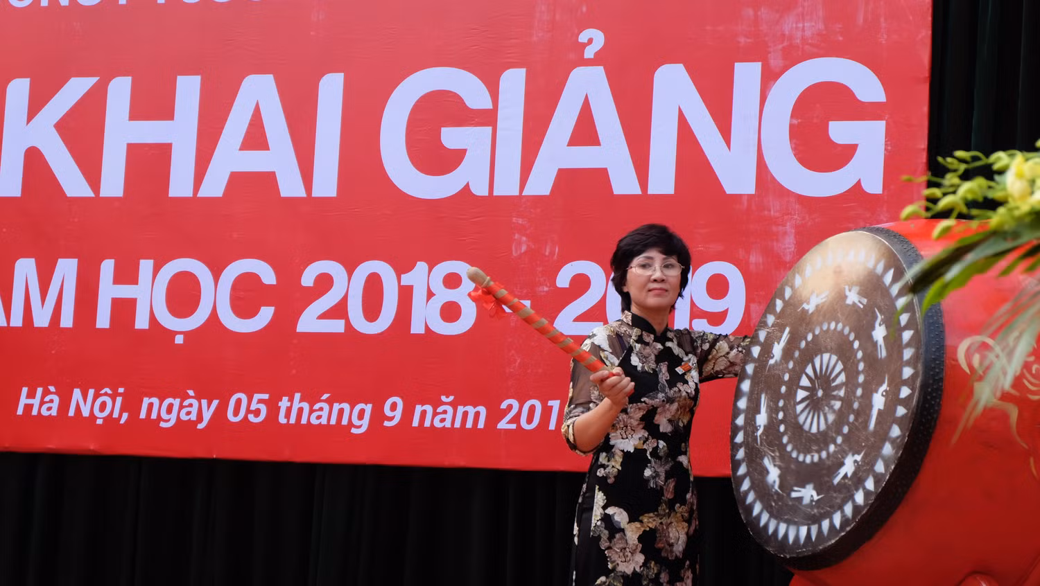 Cô giáo Hiệu trưởng Phạm Thị Kim Nga đánh trống khai giảng năm học mới.