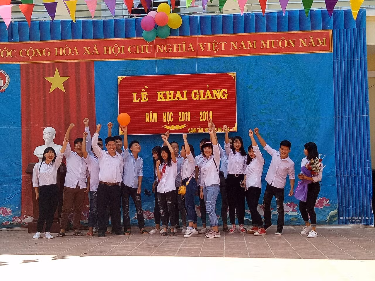 Vượt qua những khó khăn, thầy và trò trường Trung học phổ thông Canh Tân vẫn đang đảm bảo công tác dạy và học.