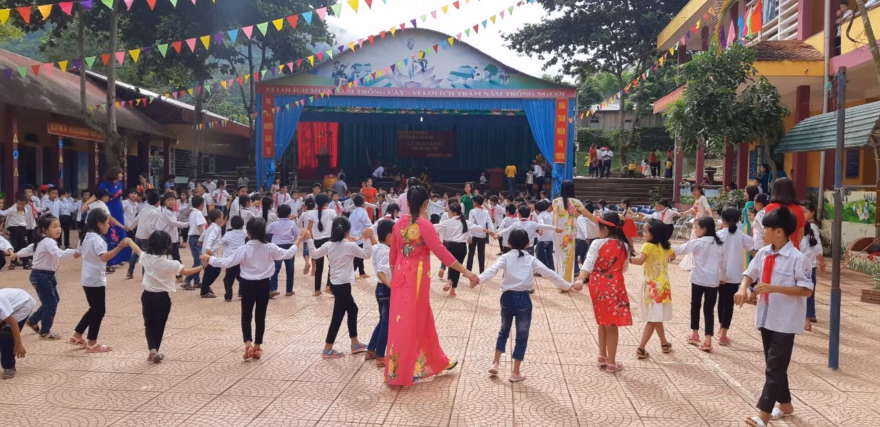 Cô và trò hành phúc đón mừng năm học mới trong điệu xòe. (Ảnh: CTV)