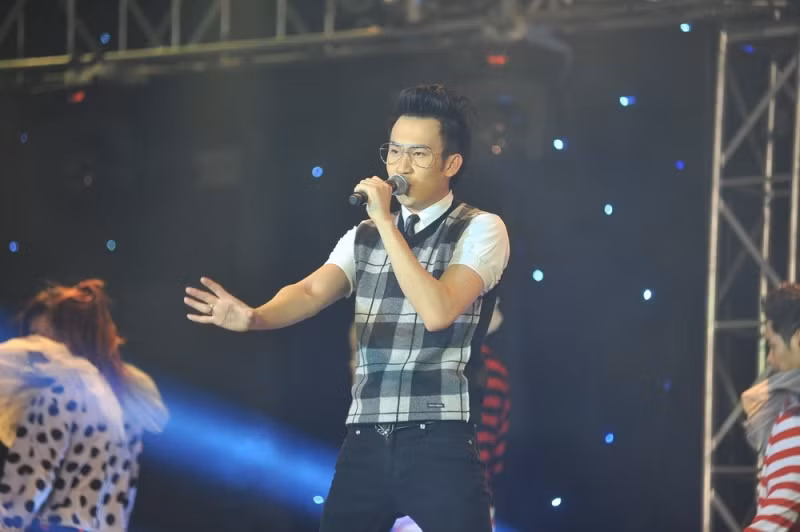 Chàng ca sĩ mắt hí đã hát những ca khúc "ruột" của mình: Kể từ đêm đó, Căn phòng, Lại một lần nữa.... Chàng ca sĩ mắt hí đã hát những ca khúc "ruột" của mình: Kể từ đêm đó, Căn phòng, Lại một lần nữa....