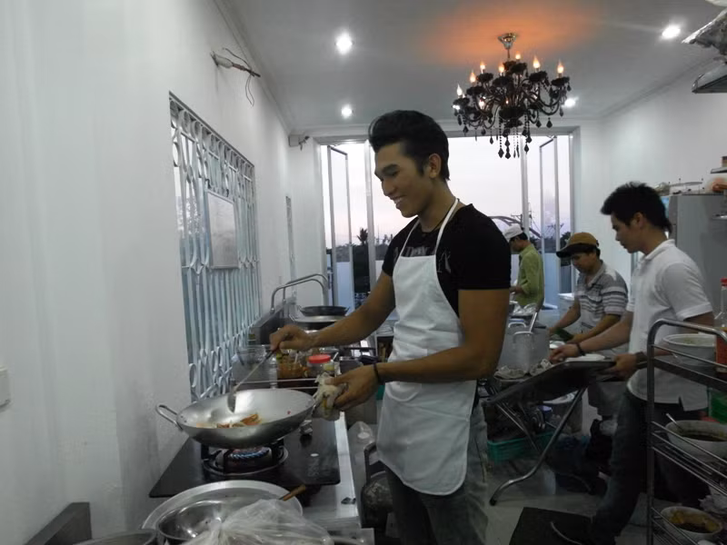Phóng viên đã gặp anh chàng Giải vàng siêu mẫu năm 2010 này trong bếp, đang tất bật chế biến món càng ghẹ rang muối. Ngọc Tình cho biết: "Tôi muốn lấn sang lĩnh vực kinh doanh, song song với hoạt động nghệ thuật nên đã mở quán nhậu này. Kinh doanh là một mơ ước tôi ấp ủ từ rất lâu". Phóng viên đã gặp anh chàng Giải vàng siêu mẫu năm 2010 này trong bếp, đang tất bật chế biến món càng ghẹ rang muối. Ngọc Tình cho biết: "Tôi muốn lấn sang lĩnh vực kinh doanh, song song với hoạt động nghệ thuật nên đã mở quán nhậu này. Kinh doanh là một mơ ước tôi ấp ủ từ rất lâu".