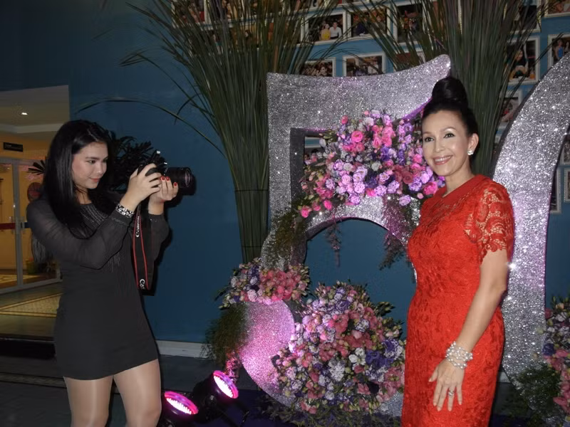 Con gái Diễm My rất nhiệt tình chụp ảnh cho mẹ.