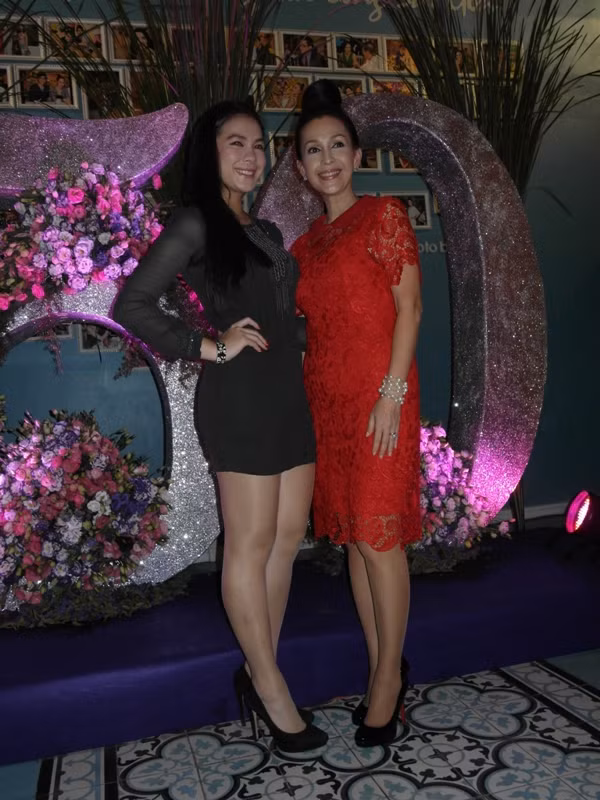 Cô con gái xinh đẹp của Diễm My làm dáng bên cạnh mẹ trong ngày vui.