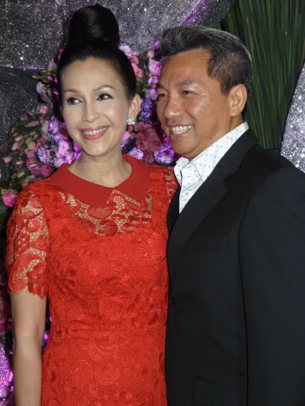 Chồng của diễn viên Diễm My tay trong tay bên người bạn đời nổi tiếng của mình đến nhà hàng Con Gà Trống (TP.HCM), nơi chị tổ chức sinh nhật vào tối qua 7/12. Doanh nhân thành đạt này đã nói lời chúc mừng tuổi 50 trìu mến đến vợ.