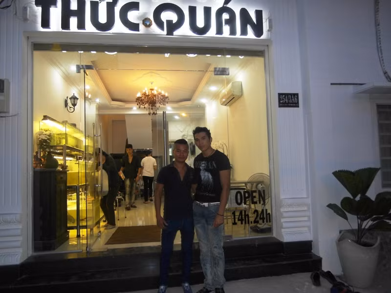 Một vị khách chụp ảnh lưu niệm cùng ông chủ nổi tiếng trước khi ra về. Một vị khách chụp ảnh lưu niệm cùng ông chủ nổi tiếng trước khi ra về.