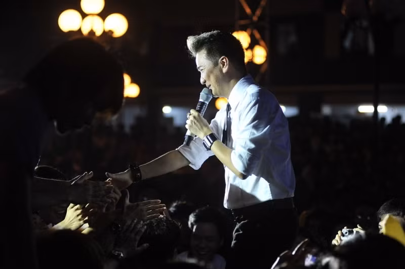 Những cái bắt tay thân thiện giữa ca sĩ nổi tiếng và các sinh viên xa nhà. Những cái bắt tay thân thiện giữa ca sĩ nổi tiếng và các sinh viên xa nhà.